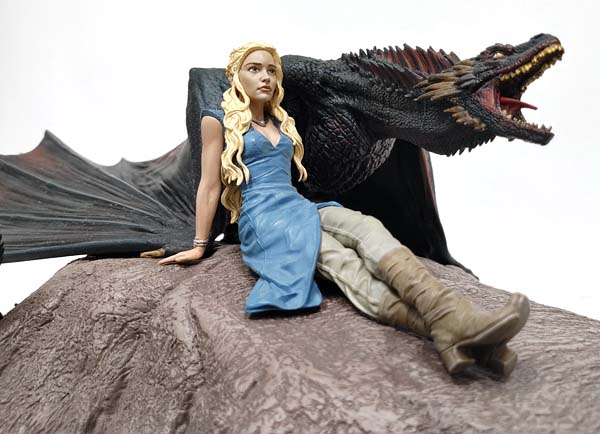 dark horse game of thrones daenerys & drogon statuette